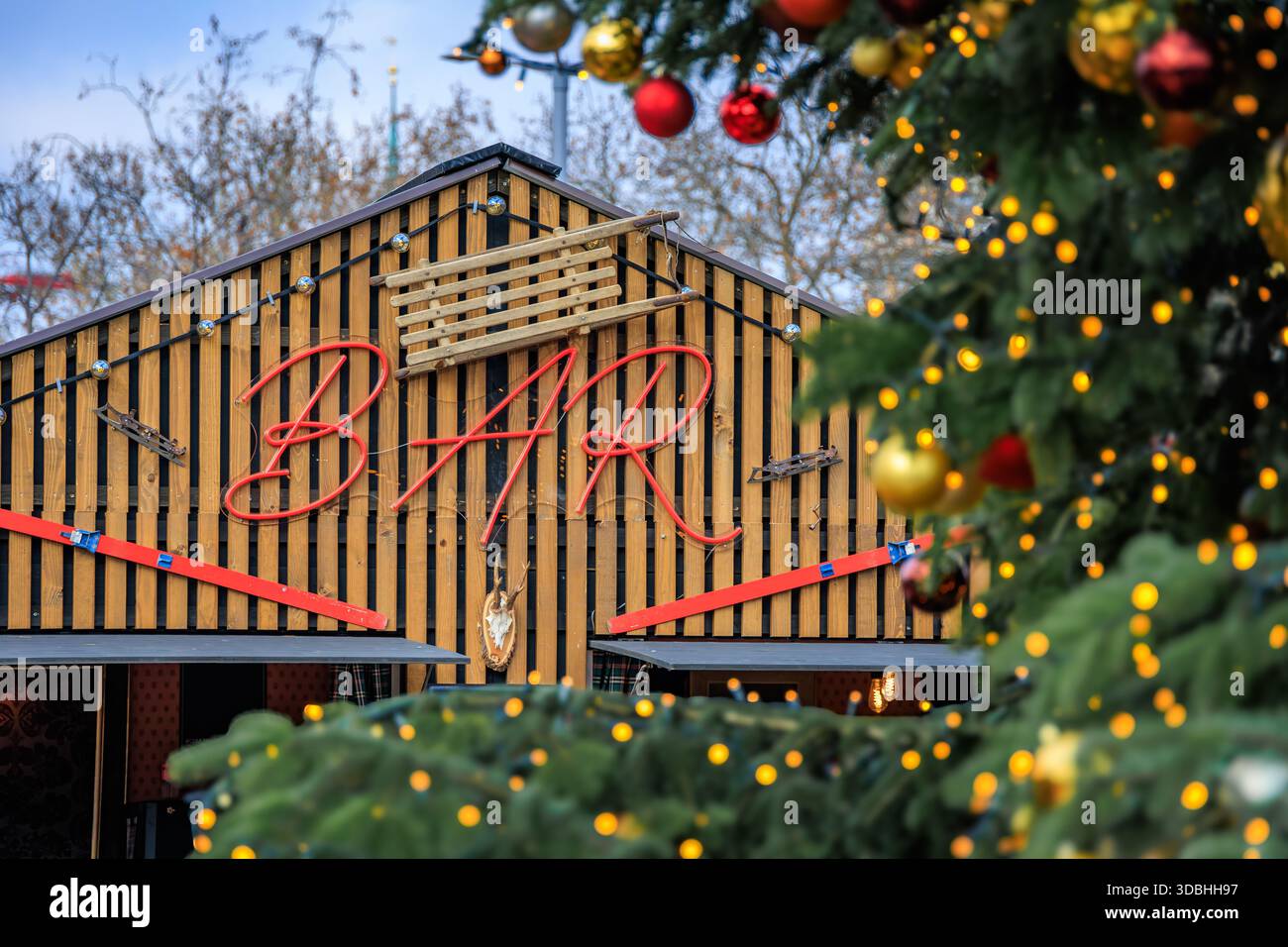 Zauberhafte Winterwunderlandszene auf dem Zürcher Weihnachtsmarkt in der Schweiz mit funkelnden Lichtern und Ornamenten an einer Open-Air-Bar, keine Leute Stockfoto