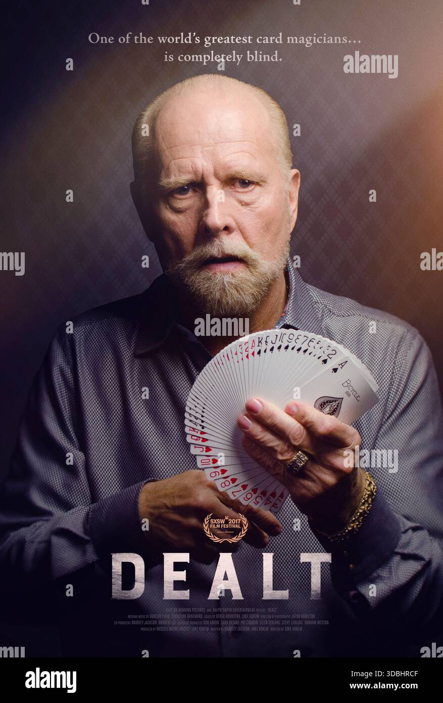 Deal (2017) unter der Regie von Luke Korem mit Richard Turner, Johnny Thompson und Max Maven. Ein blinder Kartenmagier, der zum Meister des Handspiels wurde, kämpft mit dem Altern und seiner Weigerung, seine Behinderung zu akzeptieren. US-Poster NUR FÜR REDAKTIONELLE ZWECKE. Quelle: BFA/IFC Films Stockfoto
