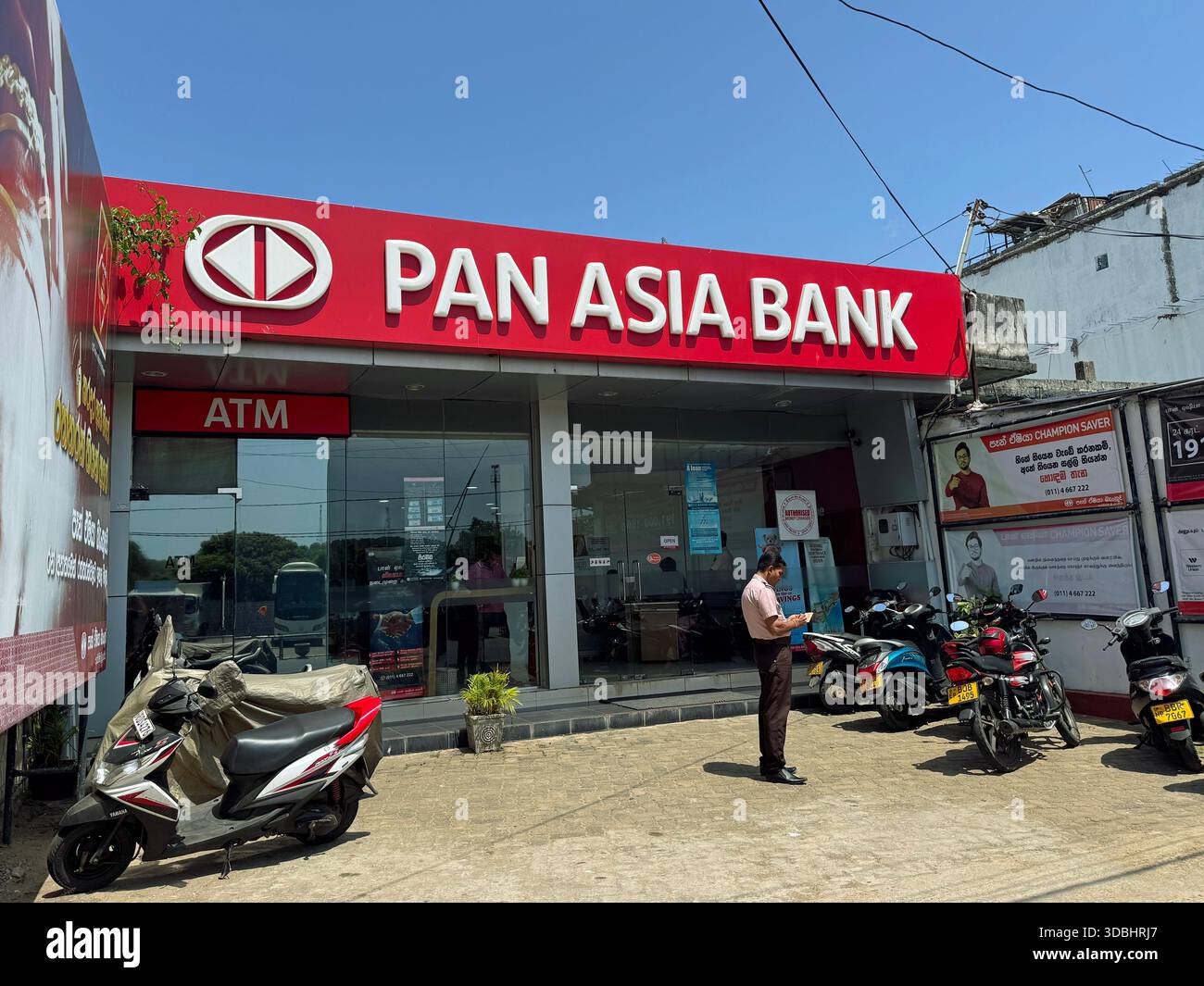 Trincomalee, Sri Lank - 30. Juli 2025: Eintritt der Pan Asia Bank. Stockfoto