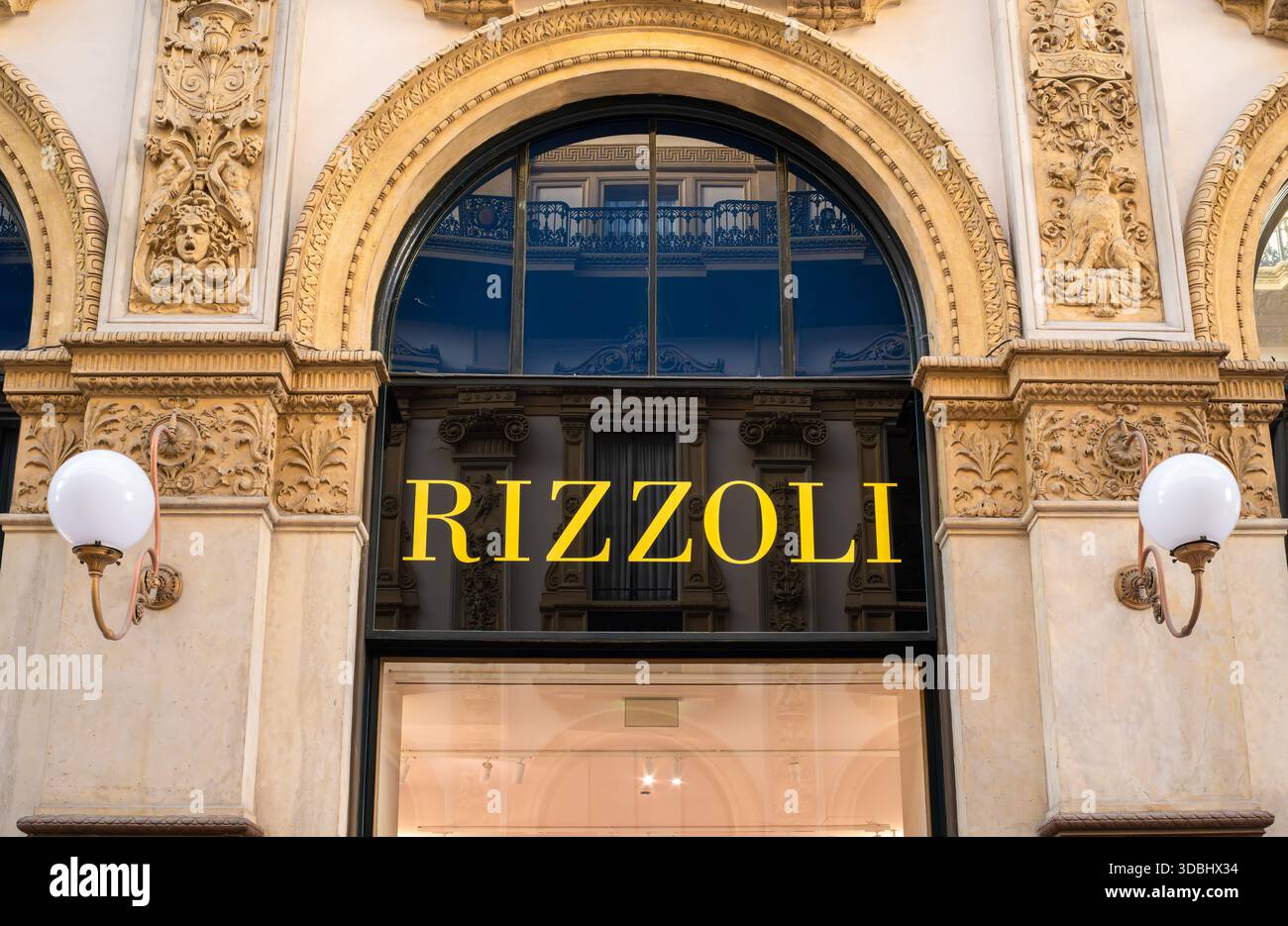 Mailand, Italien - 9. November 2025: Rizzoli-Geschäft in der Galerie Vittorio Emanuele, einem renommierten Buchladen, der das Herz der italienischen Literatur und Literatur repräsentiert Stockfoto