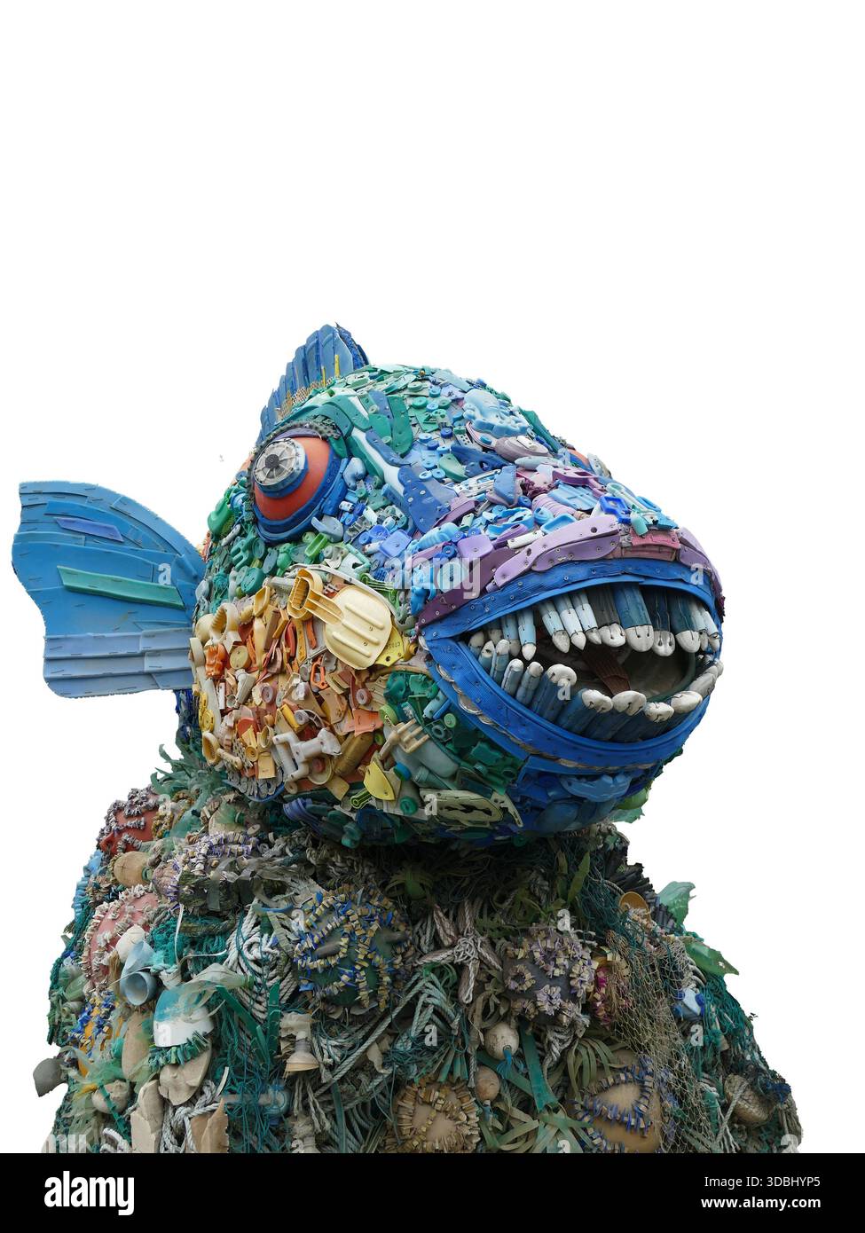 NEWPORT, OREGON - 3. September 2025 - große bunte Fischskulptur aus recyceltem Plastikabfall in Newport. Oregon Stockfoto