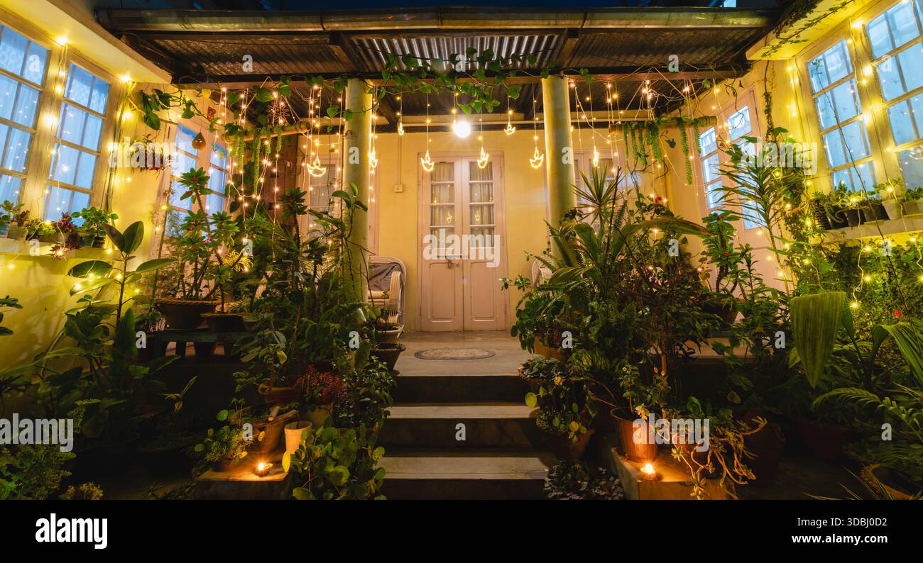 Diwali-Lichter zieren ein Haus in Indien. Stockfoto