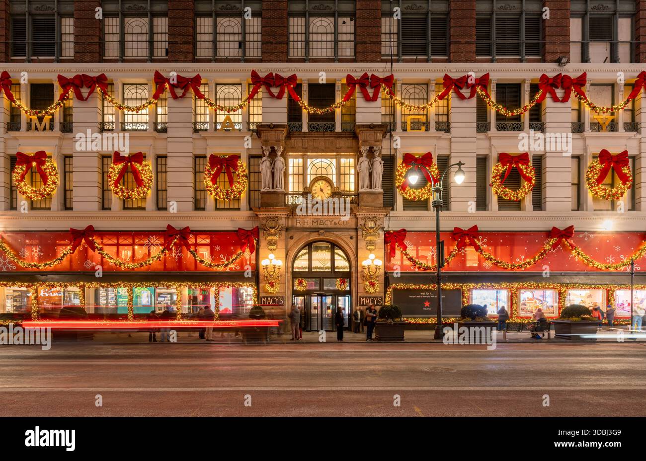 Das Flagship-Geschäft von New York City Macy ist in Midtown Manhattan während der Winterferien mit Weihnachtslichtern und dekorativen Kränzen beleuchtet Stockfoto