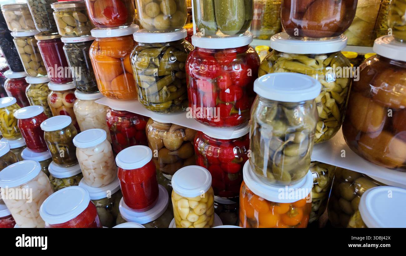 An einem Marktstand werden Gläser mit Konserven ausgestellt Stockfoto