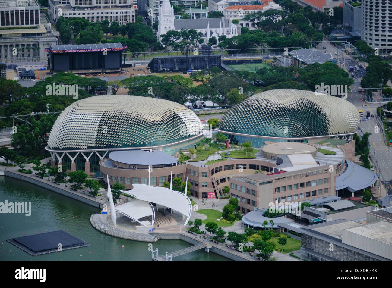 Erhöhte Aussicht auf die berühmte Esplanade - Theater in der Bucht von Singapur, bekannt für ihre markanten Dura-förmigen Kuppeln. Stockfoto
