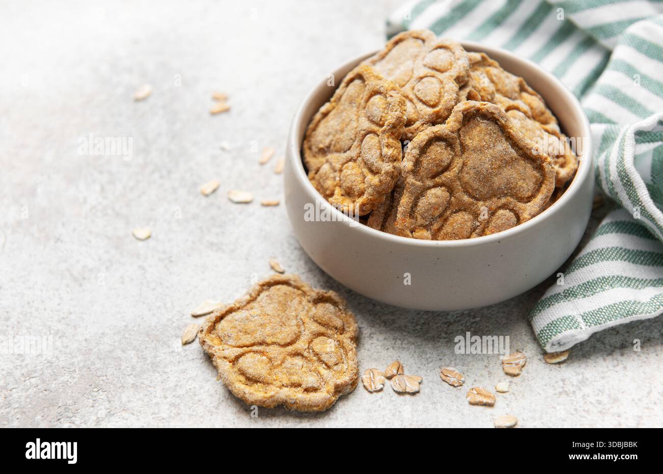 Gesunde Haustier-Kekse in Form von Pfotenabdrücken in einer Schüssel, perfekt für die Tierernährung Stockfoto