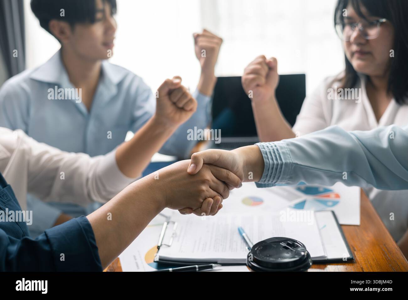 Erfolgreicher Geschäftsmann und Geschäftsfrau leiteten ihr professionelles Team im Büro, wo Teamarbeit und Zusammenarbeit entscheidend für ihren Erfolg waren. Stockfoto