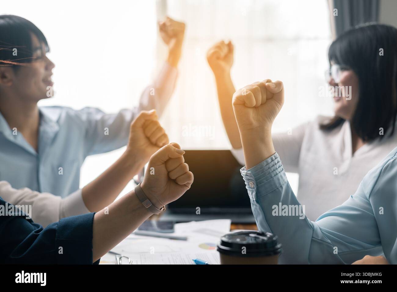 Erfolgreicher Geschäftsmann und Geschäftsfrau leiteten ihr professionelles Team im Büro, wo Teamarbeit und Zusammenarbeit entscheidend für ihren Erfolg waren. Stockfoto