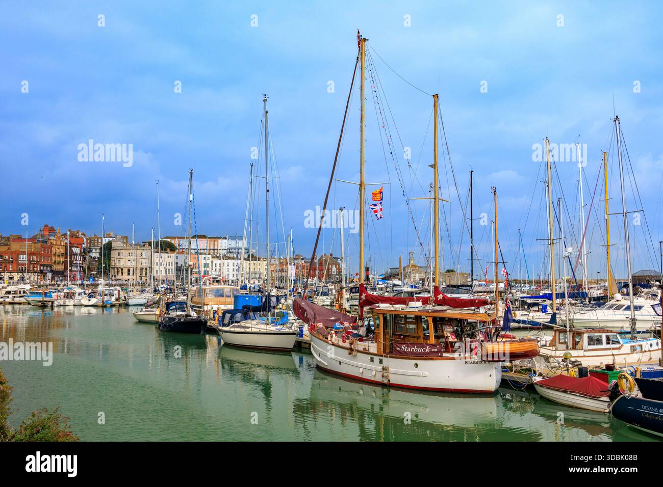 Eine Sammlung von Yachten und anderen Sportbooten im Hafen von Ramsgate, Kent, England, Großbritannien Stockfoto