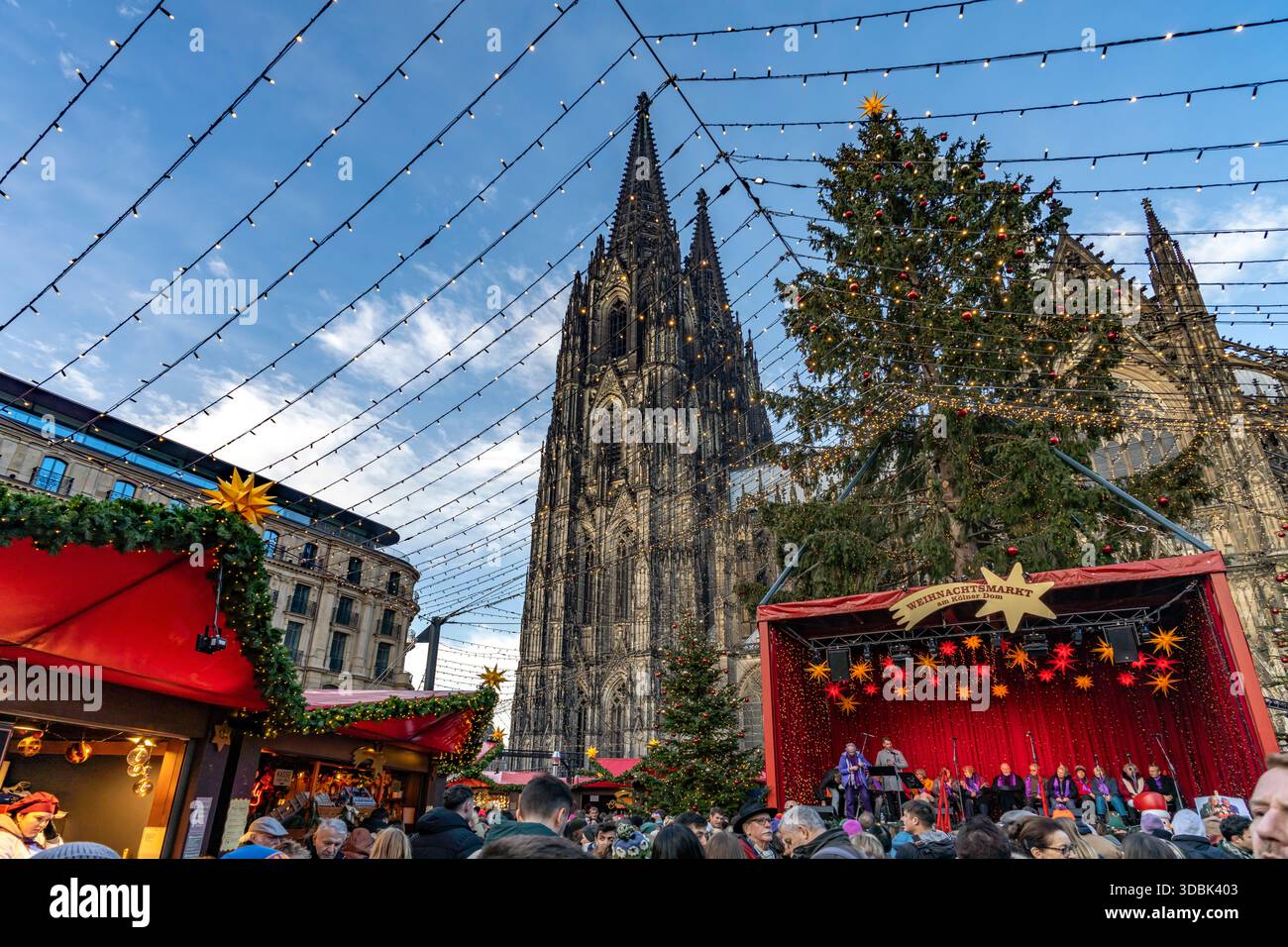 Weihnachtsmarkt am Kölner Dom in Köln, Nordrhein-Westfalen, Deutschland | Weihnachtsmarkt im Kölner Dom in Köln, Nordrhein-Westfalen Stockfoto