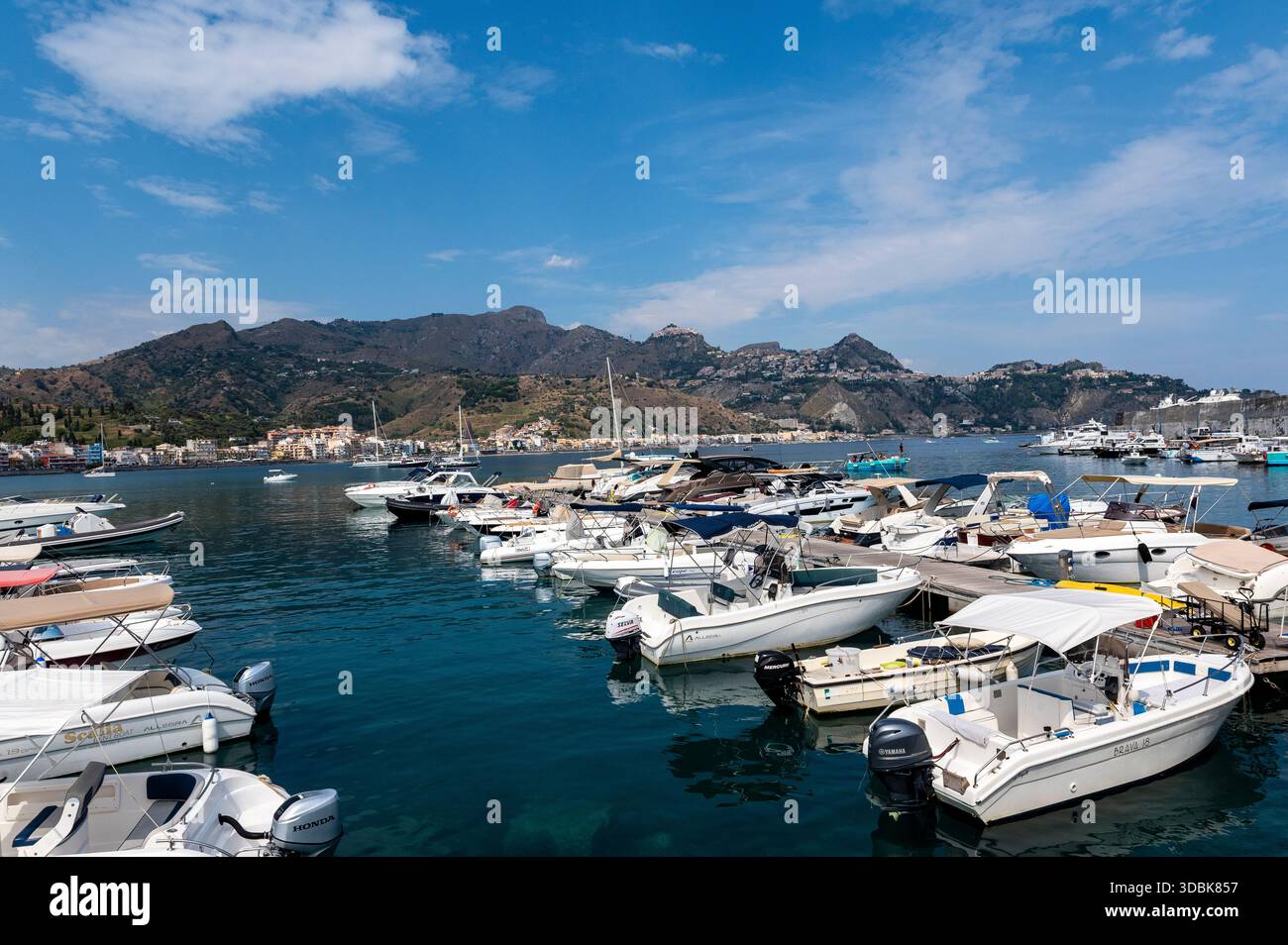 Der Hafen von Giardini Naxos führt Oiu zum Mittelmeer Stockfoto