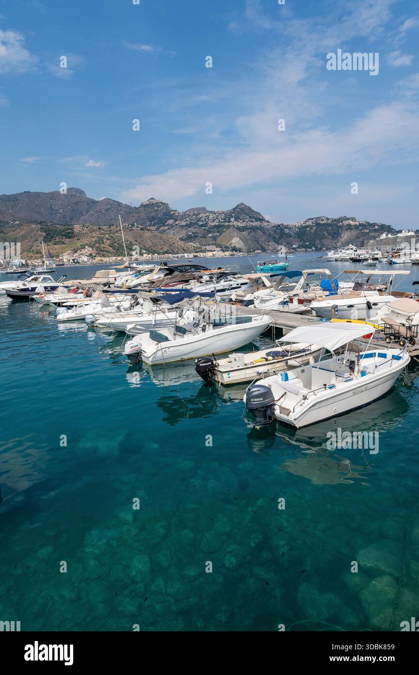 Der Hafen von Giardini Naxos führt Oiu zum Mittelmeer Stockfoto