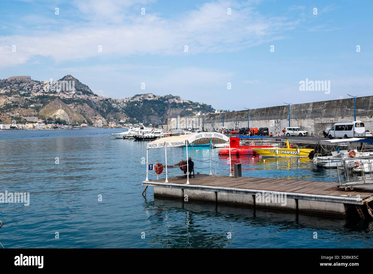 Der Hafen von Giardini Naxos führt Oiu zum Mittelmeer Stockfoto