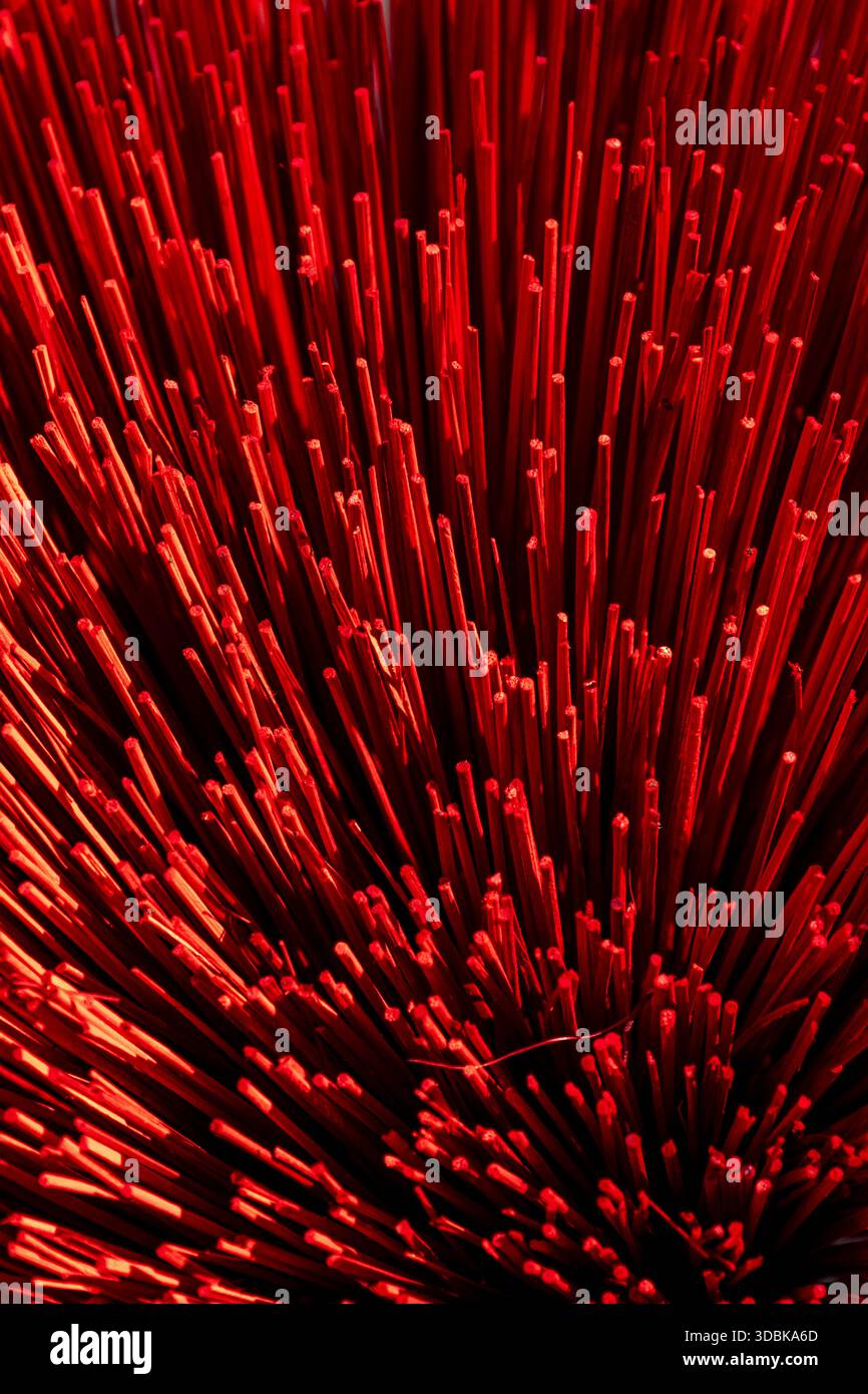 Blick auf leuchtende rote Sticks, die sich in einer faszinierenden Anzeige von Tiefe und Textur zusammenfügen und ein abstraktes und visuell eindrucksvolles Muster schaffen, quang phu, Ha Stockfoto