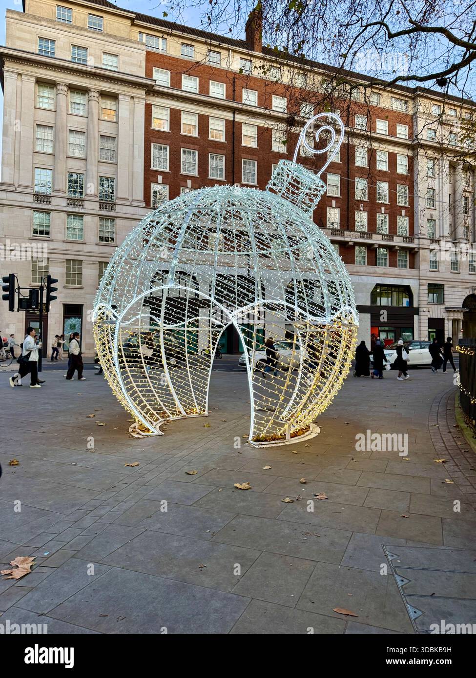 Große Weihnachtsdekoration aus Weihnachtslichtern am Portman Square, Marylebone, Central London Stockfoto