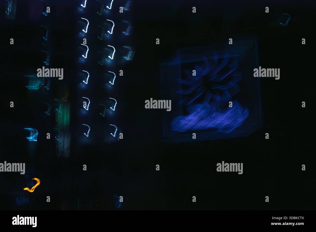 Ein abstrakter digitaler Glitch- oder Lichteffekt mit Blau- und Grüntönen, der einen modernen technischen Hintergrund schafft. Stockfoto