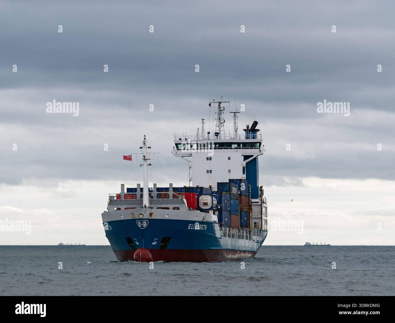 Containerschiff Elizabeth fährt in den Hafen von Blyth in Northumberland, Großbritannien. Stockfoto