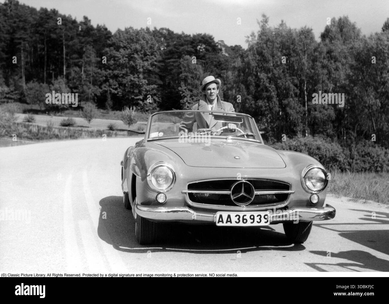Der Mercedes-Benz 190 SL (1955–1963) ist der elegante, offene kleine Bruder des Flügels 300 SL. Mit seinem anmutigen Ponton-Karosserie-Design, dem 1,9-Liter-Vierzylindermotor (105–120 ps) und der vollständig unabhängigen Federung war er eher ein kultivierter Grand Tourer als ein roher Sportwagen und bot eine Höchstgeschwindigkeit von etwa 170 km/h und ein hervorragendes Handling. Erhältlich als Roadster mit abnehmbarem Hardtop oder optionalem Coupé-Dach, kombiniert er Luxus, Verarbeitungsqualität und zeitloses Aussehen. Nur 25.881 wurden gebaut, was unberührte Beispiele für heute sehr begehrte Klassiker (2025 Werte 100 £ – 200 £+) mit dem Schauspieler Jarl Kull machte Stockfoto