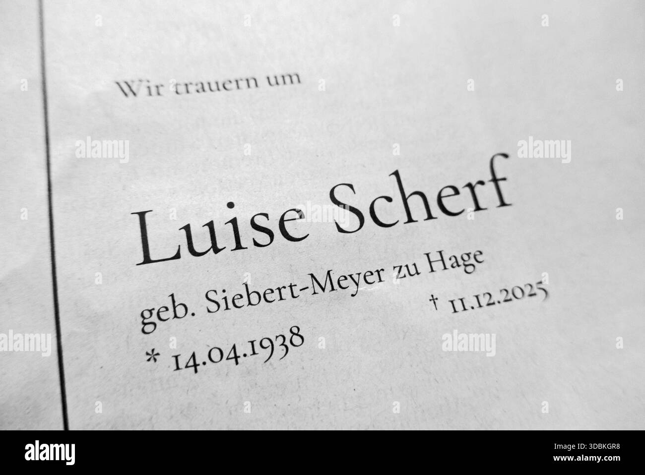 Luise Scherf, Ehefrau des Bremer Altbürgermeisters Henning Scherf SPD, ist am 11. Dezember 2025 im Alter von 87 Jahren gestorben. Die ehemalige Musikpädagogin und sogenannte First Lady des kleinsten Bundeslandes engagierte sich in mehreren Initiativen, unter anderem bei Amnesty International und dem gemeinnützigen Verein Pan y Arte, der Kulturprojekte in Nicaragua fördert. Änderungsantrag 17. Dezember 2025 erinnerten Angehörige, Freunde und Hilfsorganisationen mit Todesanzeigen im Weser-Kurier an ihre langjährige Mitstreiterin. *** Luise Scherf, Ehefrau von Bremens, ehemaliger Bürgermeister Henning Scherf SPD, starb am 11 Stockfoto