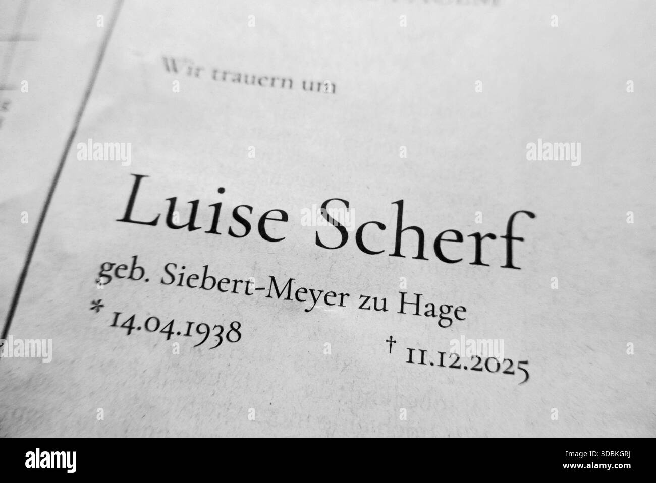 Luise Scherf, Ehefrau des Bremer Altbürgermeisters Henning Scherf SPD, ist am 11. Dezember 2025 im Alter von 87 Jahren gestorben. Die ehemalige Musikpädagogin und sogenannte First Lady des kleinsten Bundeslandes engagierte sich in mehreren Initiativen, unter anderem bei Amnesty International und dem gemeinnützigen Verein Pan y Arte, der Kulturprojekte in Nicaragua fördert. Änderungsantrag 17. Dezember 2025 erinnerten Angehörige, Freunde und Hilfsorganisationen mit Todesanzeigen im Weser-Kurier an ihre langjährige Mitstreiterin. *** Luise Scherf, Ehefrau von Bremens, ehemaliger Bürgermeister Henning Scherf SPD, starb am 11 Stockfoto