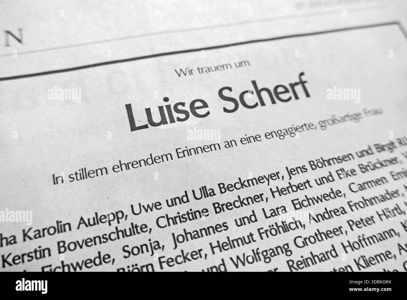 Luise Scherf, Ehefrau des Bremer Altbürgermeisters Henning Scherf SPD, ist am 11. Dezember 2025 im Alter von 87 Jahren gestorben. Die ehemalige Musikpädagogin und sogenannte First Lady des kleinsten Bundeslandes engagierte sich in mehreren Initiativen, unter anderem bei Amnesty International und dem gemeinnützigen Verein Pan y Arte, der Kulturprojekte in Nicaragua fördert. Änderungsantrag 17. Dezember 2025 erinnerten Angehörige, Freunde und Hilfsorganisationen mit Todesanzeigen im Weser-Kurier an ihre langjährige Mitstreiterin. *** Luise Scherf, Ehefrau von Bremens, ehemaliger Bürgermeister Henning Scherf SPD, starb am 11 Stockfoto