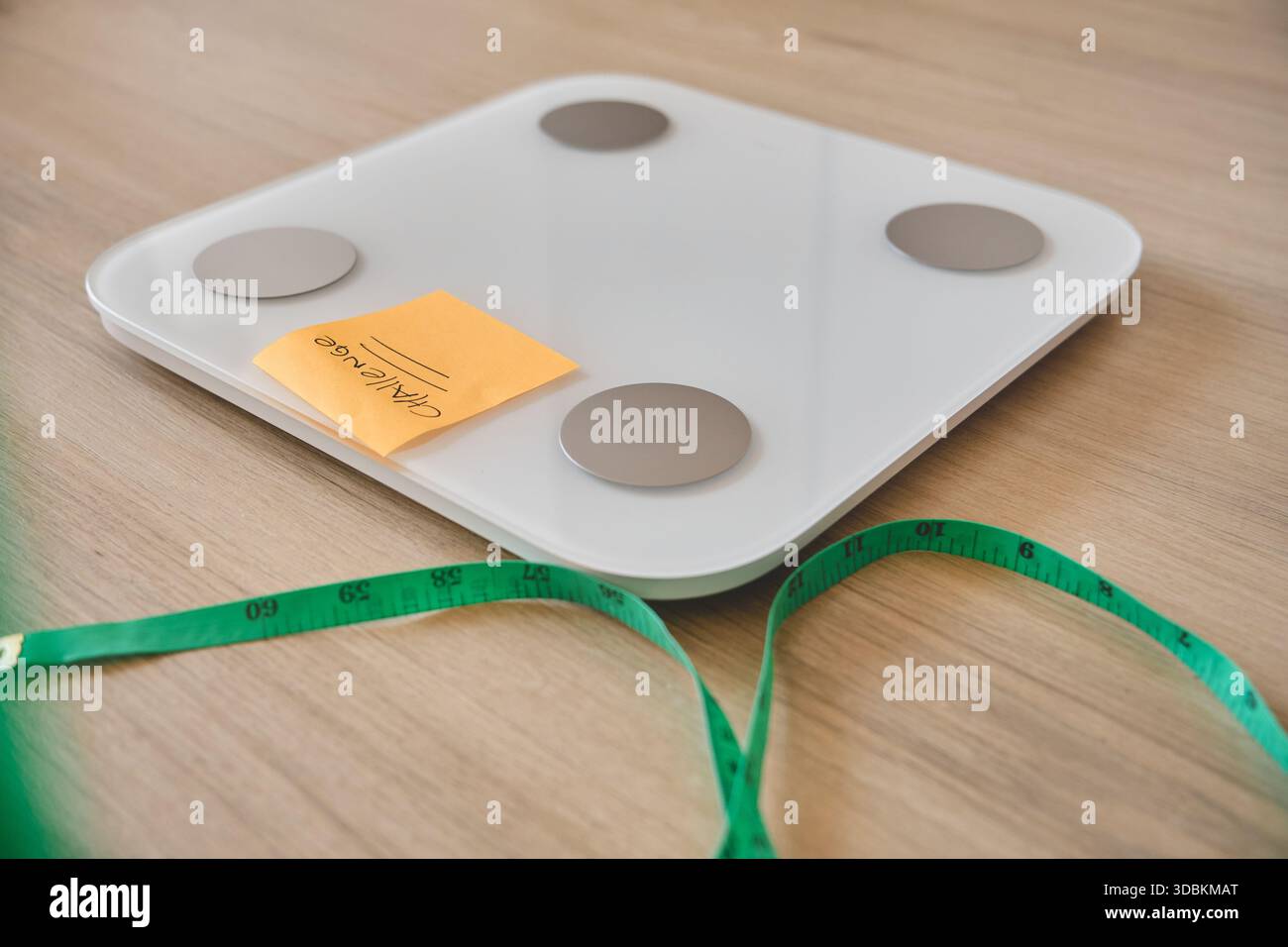 Gewichtswaage mit Challenge Note und Maßband für Gesundheitsziele Stockfoto