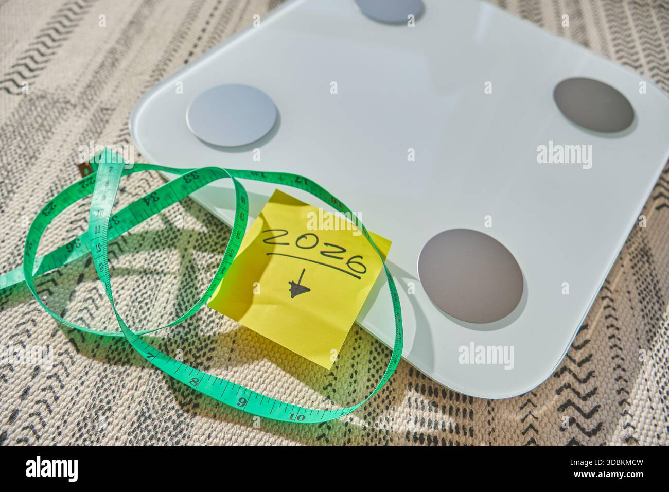 Digitale Badezimmerwaage und Maßband symbolisieren eine Neujahrsauflösung Stockfoto