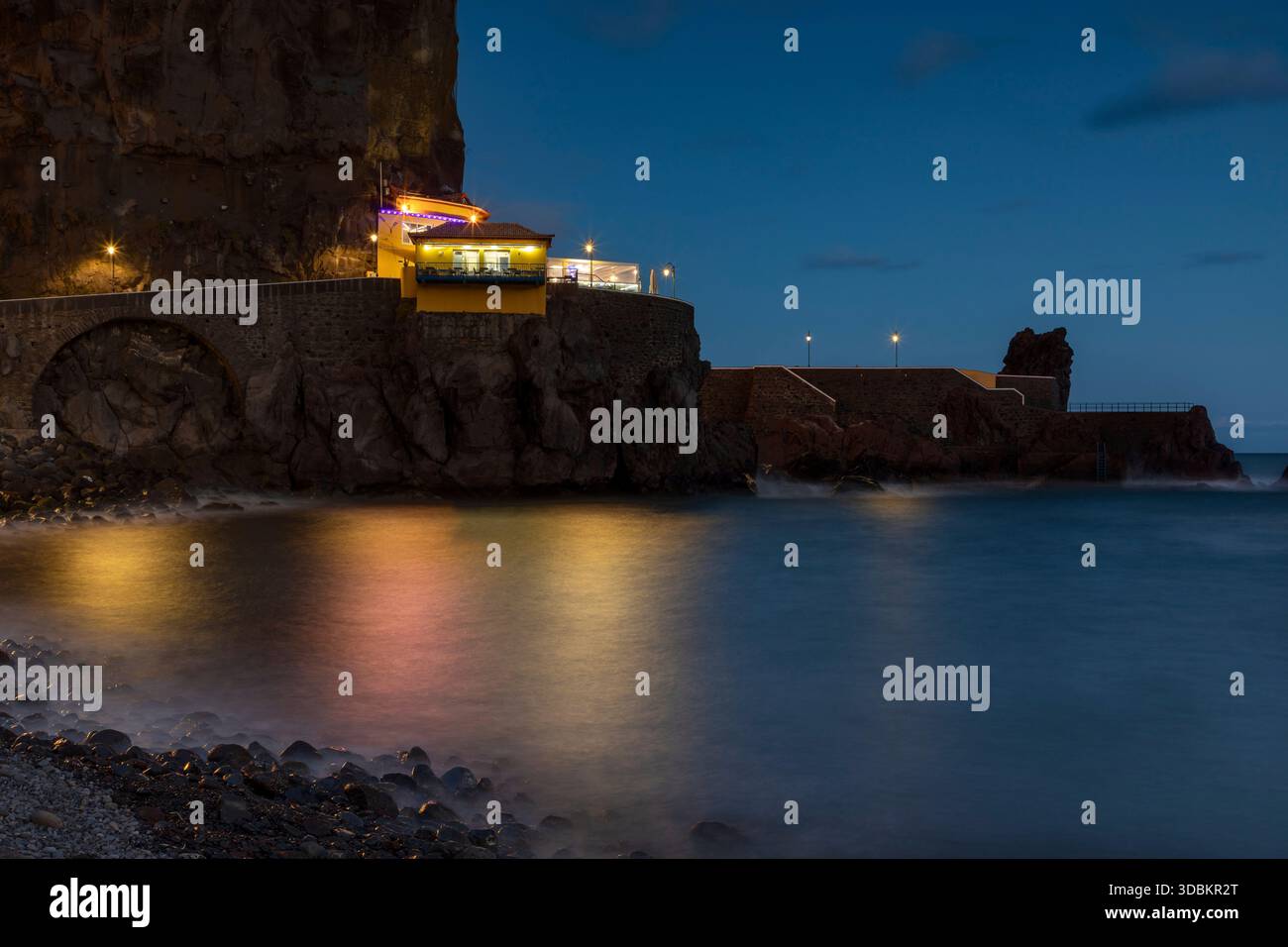 Gebäude über dem Strand in Ponta do Sol, Madeira, nachts Stockfoto