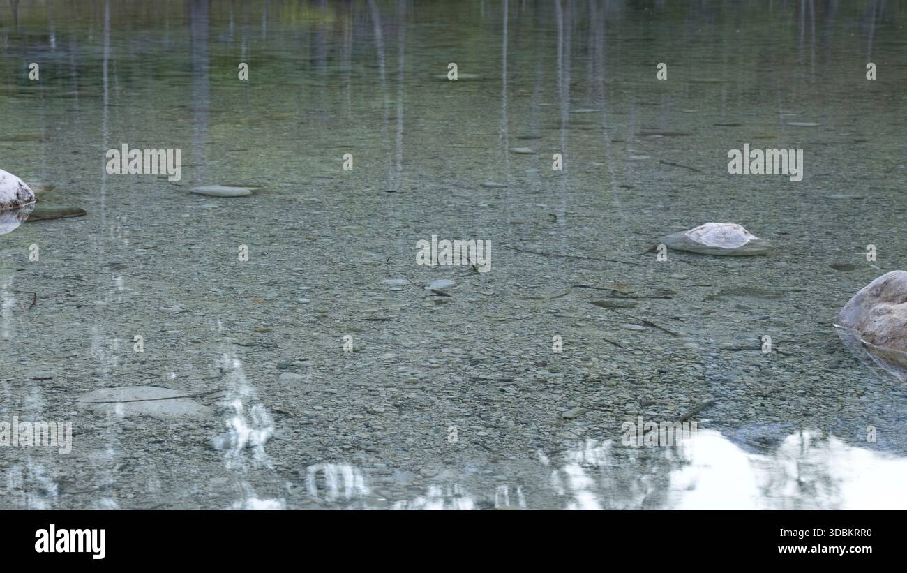 Kristallklares Wasser in einem Bergsee Stockfoto