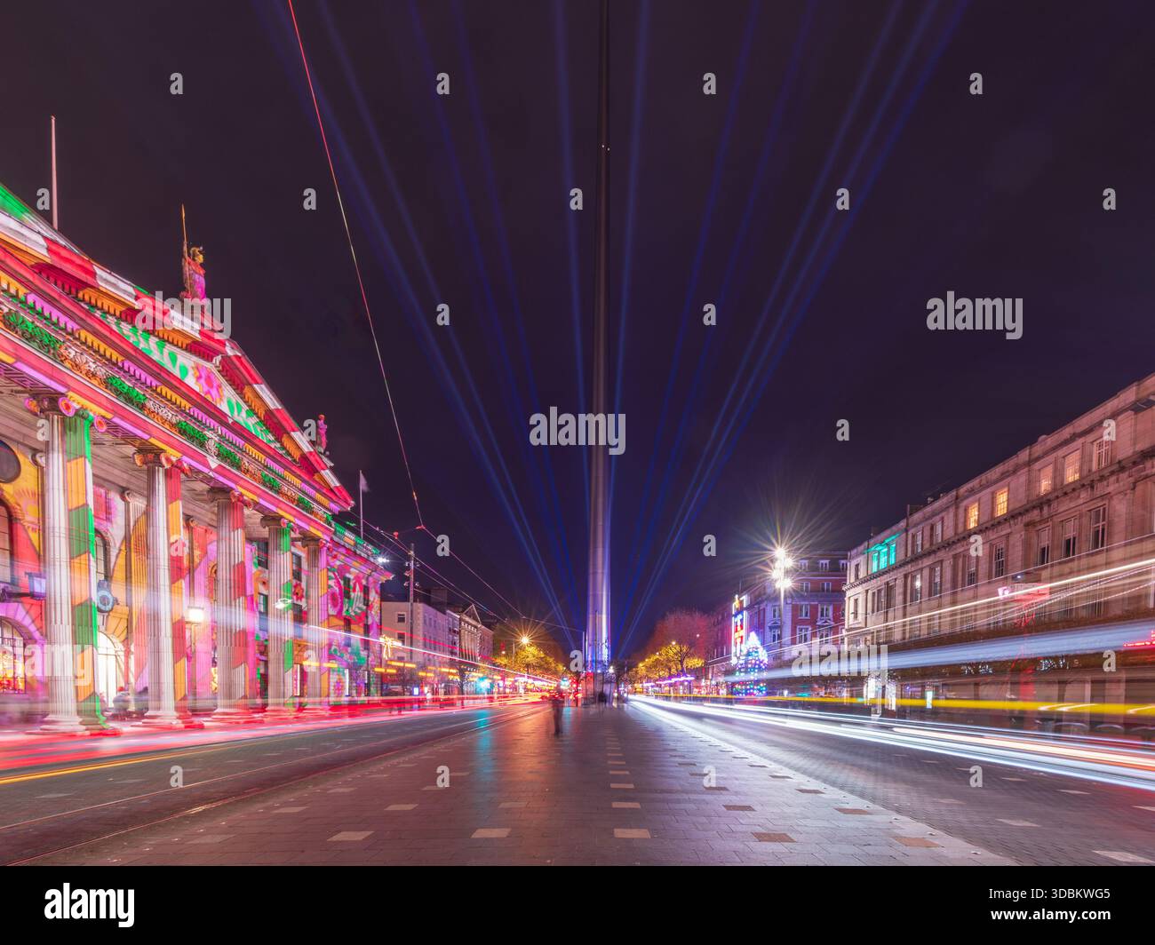 Der Spire und die O'Connell Street in Dublin City erleuchteten im Winter Stockfoto