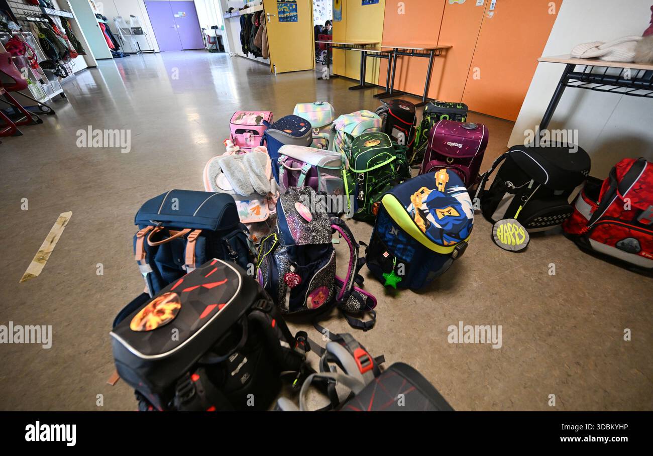 PRODUKTION - 05. November 2025, Baden-Württemberg, Stuttgart: Schultaschen stehen und liegen vor einer 4. Klasse in einer Grundschule. Foto: Bernd Weißbrod/dpa Stockfoto