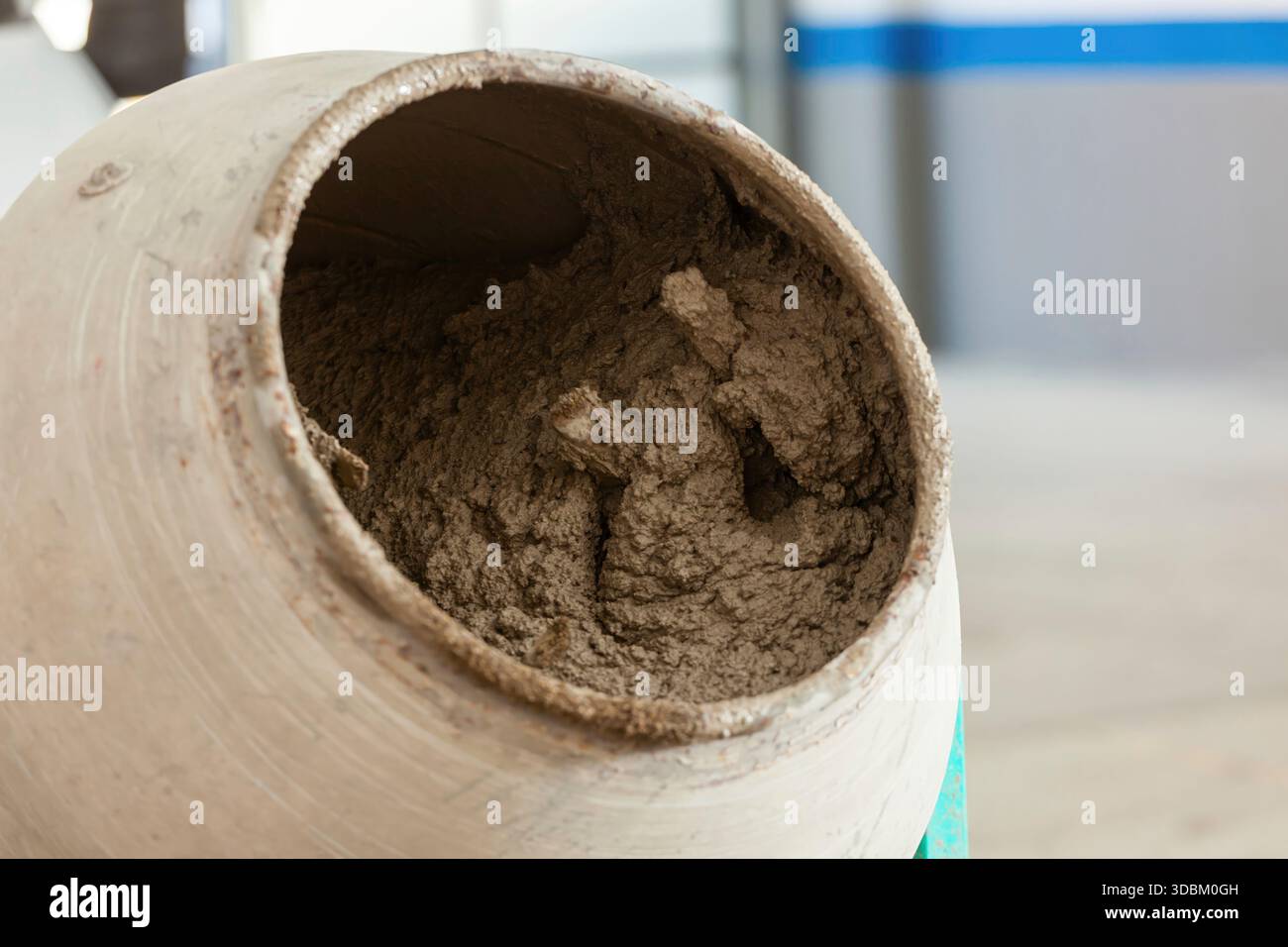 Betonmischung in einem Zementmischer auf einer Baustelle, bei der Zement, Sand, Zuschlagstoffe und Wasser gemischt werden, um wesentliche Materialien für verschiedene Bauprojekte zu schaffen Stockfoto