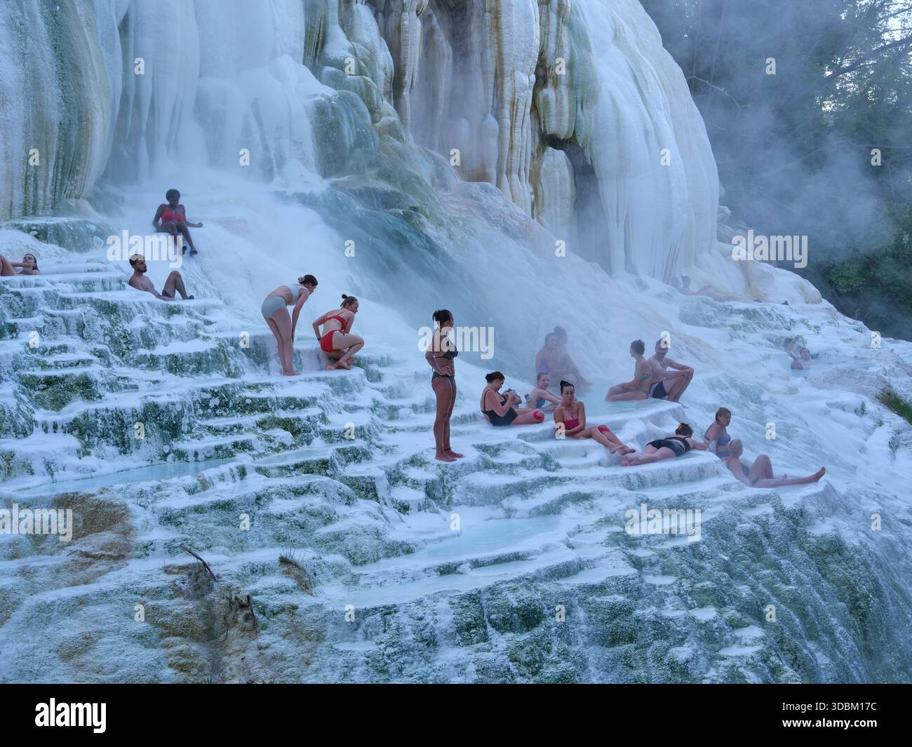 Die spektakuläre Kalksteinformation „weißer Wal“ und die natürlichen Thermalbecken von Bagni san filippo im Herzen der toskana, italien Stockfoto
