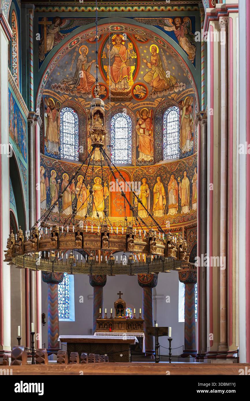 St. Godehard ist eine Kirche in Hildesheim. Innenraum, Altar Stockfoto