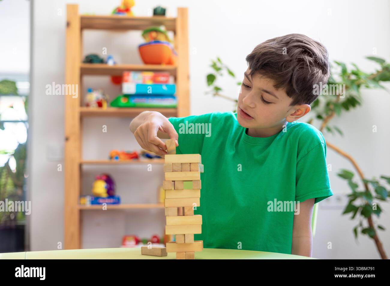 Kinderbau Holzblockturm: Therapeutisches Spiel für kognitive und motorische Entwicklung. Aktivitäten für Kinder mit psychischen Störungen. Hirnentwicklung Stockfoto