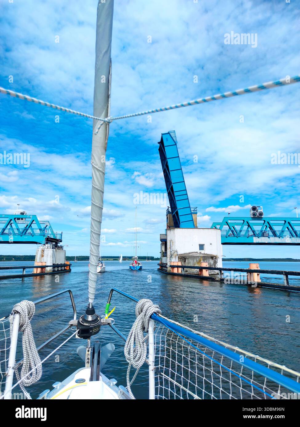 Die Zecherin-Brücke über den Peene-Fluss. Stockfoto