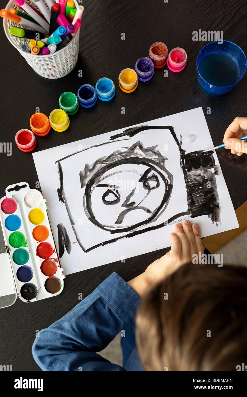 Kindzeichnung eines gruseligen Gesichts, Ausdruck von Angst und Angst – Kunsttherapie für emotionalen Ausdruck, Kindheitstrauma, psychische Gesundheit, Mobbing Stockfoto