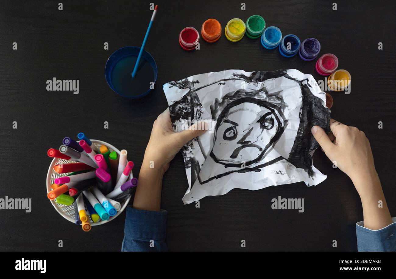 Kindzeichnung eines gruseligen Gesichts, Ausdruck von Angst und Angst – Kunsttherapie für emotionalen Ausdruck, Kindheitstrauma, psychische Gesundheit, Mobbing Stockfoto