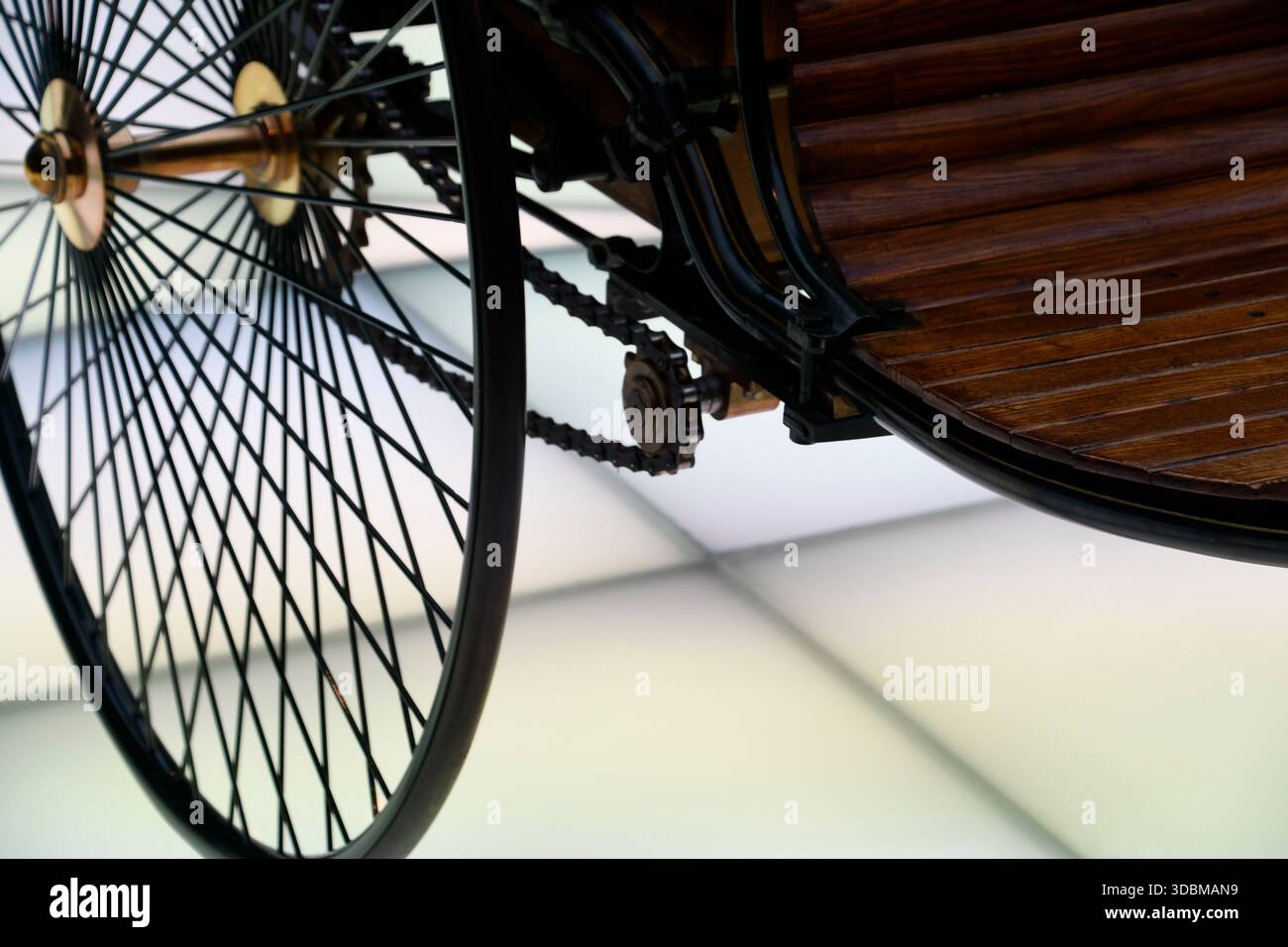 Hinterachse eines alten Benz Motorwagens mit einem Rad mit sehr dünnen Speichen und Kettenantrieb Stockfoto