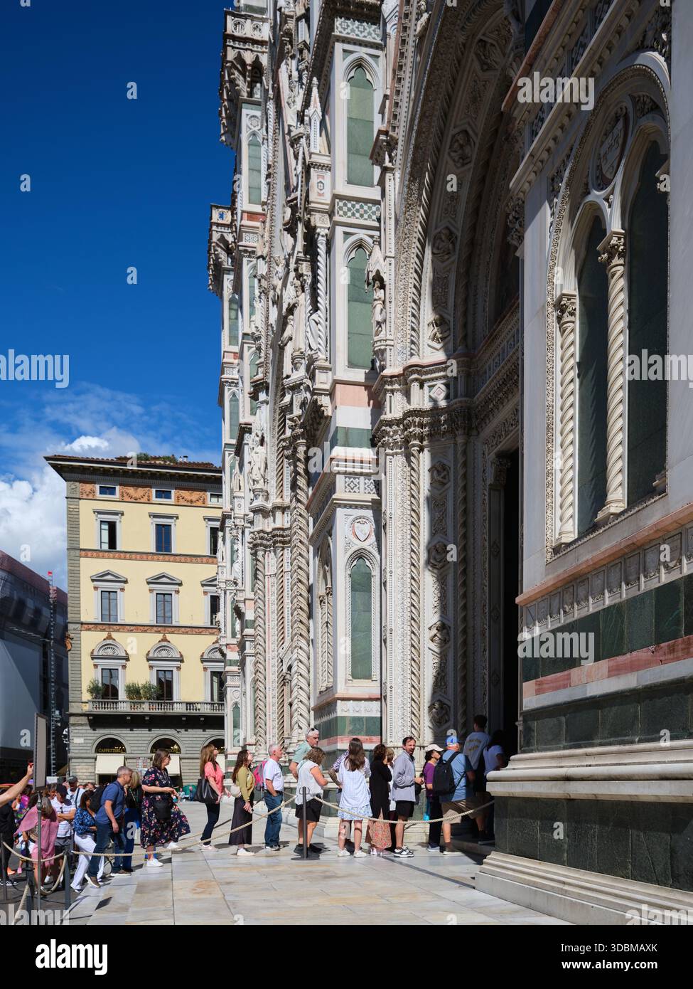Die prächtige polychrome Marmorfassade und die ikonische rot gekachelte Kuppel der Kathedrale santa maria del fiore in florenz, italien Stockfoto