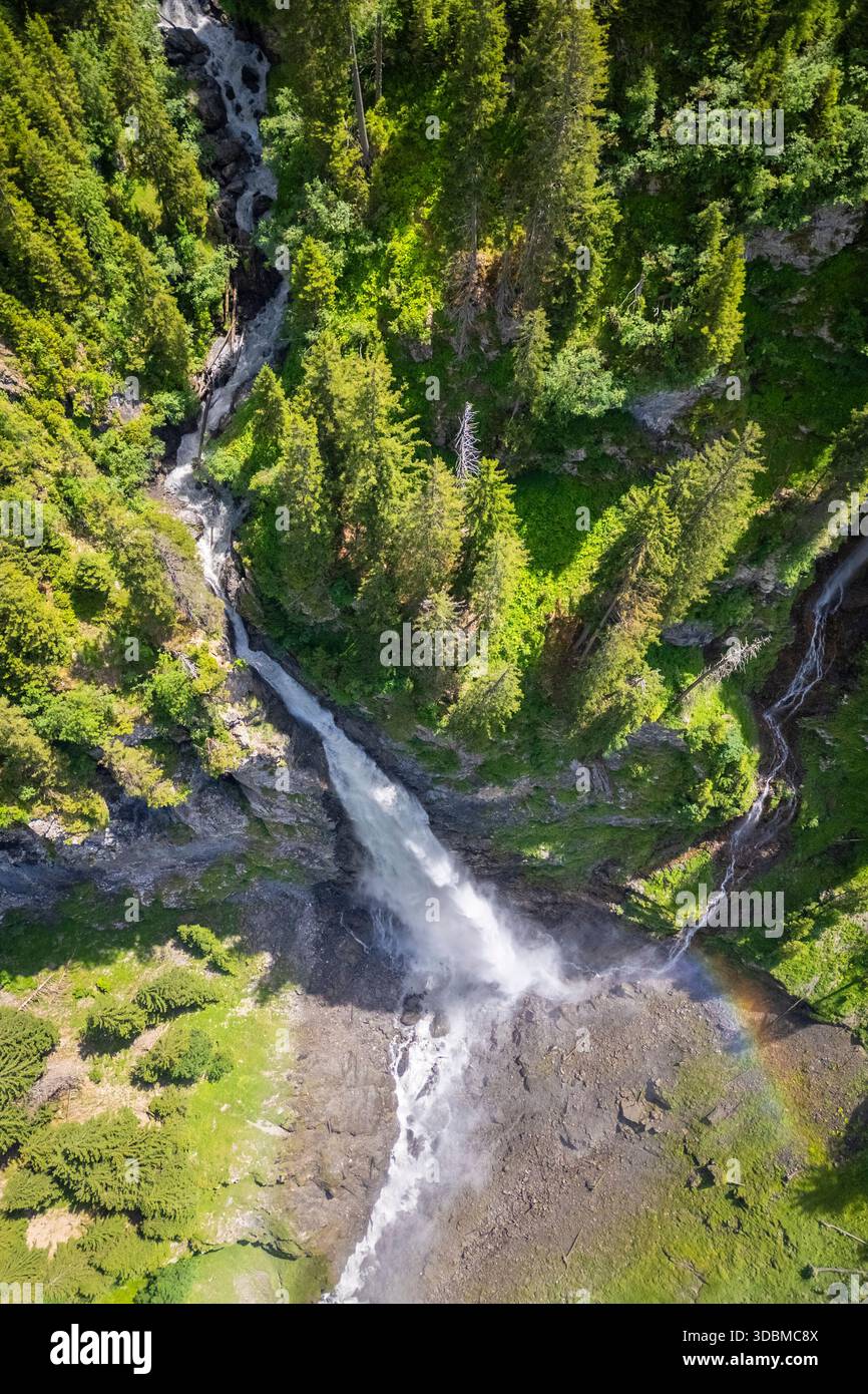 Blick aus der Vogelperspektive auf den Wasserfall Stäubifall (auch Stäuben oder Staublifall genannt) im Sommer. Unterschächen, Klausenpass, Kanton URI, Schweiz. Stockfoto