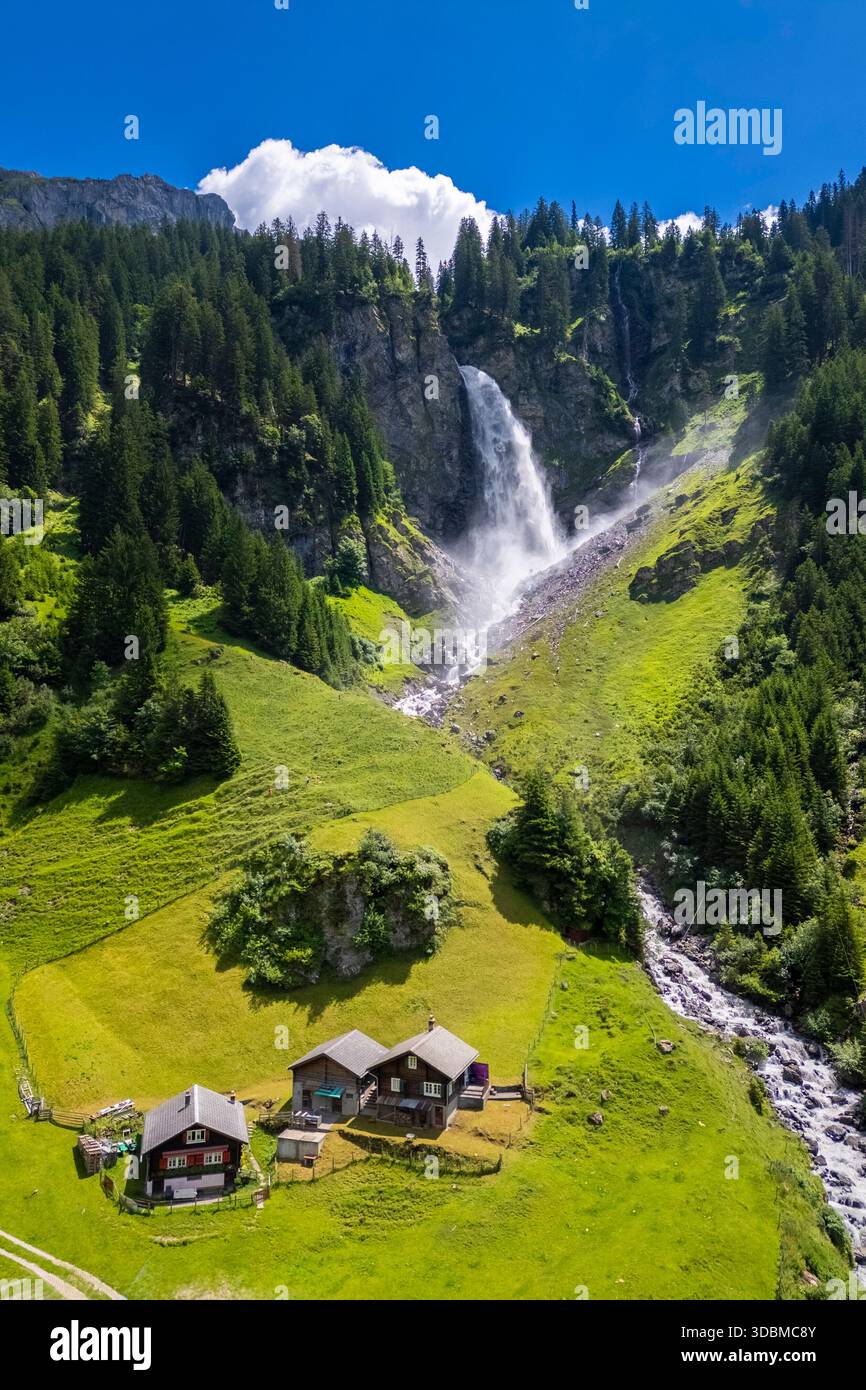 Blick aus der Vogelperspektive auf den Wasserfall Stäubifall (auch Stäuben oder Staublifall genannt) im Sommer. Unterschächen, Klausenpass, Kanton URI, Schweiz. Stockfoto