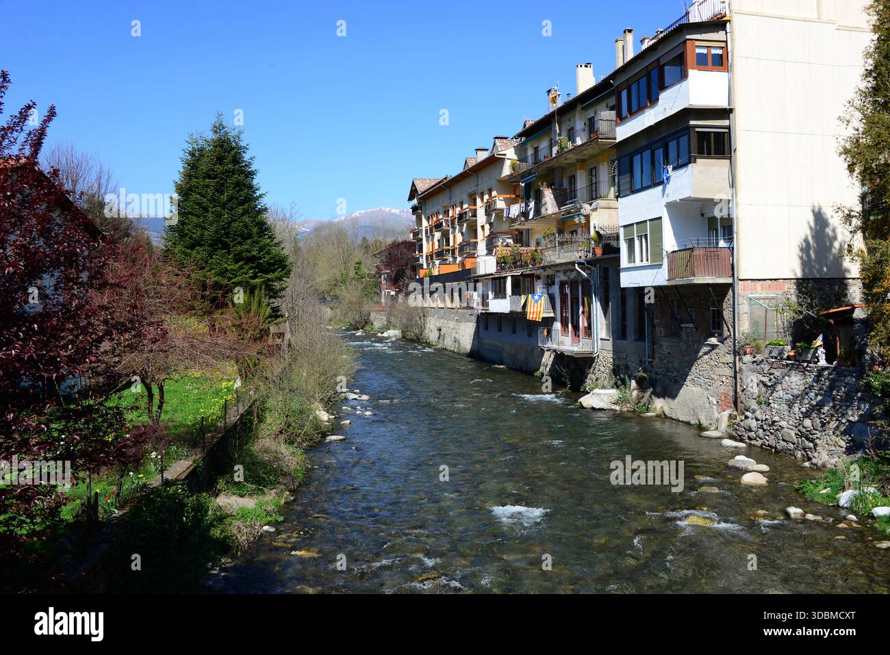 Camprodon, Häuser am Fluss Ter. Ripollès, Girona, Katalonien, Spanien. Stockfoto