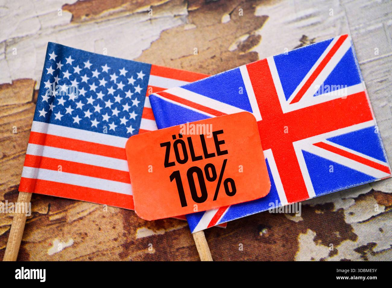 Flaggen der USA und Großbritanniens mit Preisschild und Aufschrift 10% Zölle, symbolische Foto Zollstreitigkeiten und Zollabkommen zwischen den USA und Großbritannien, Fotomontage Stockfoto