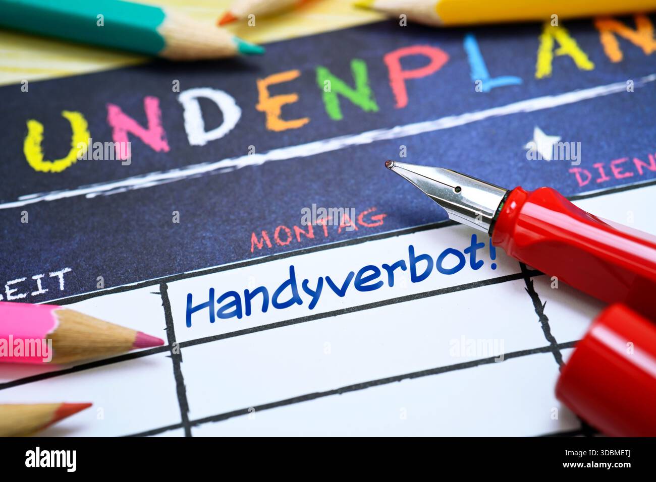 Fahrplan mit Inschrift keine Handys, symbolisches Foto für keine Handys in der Schule, Fotomontage Stockfoto