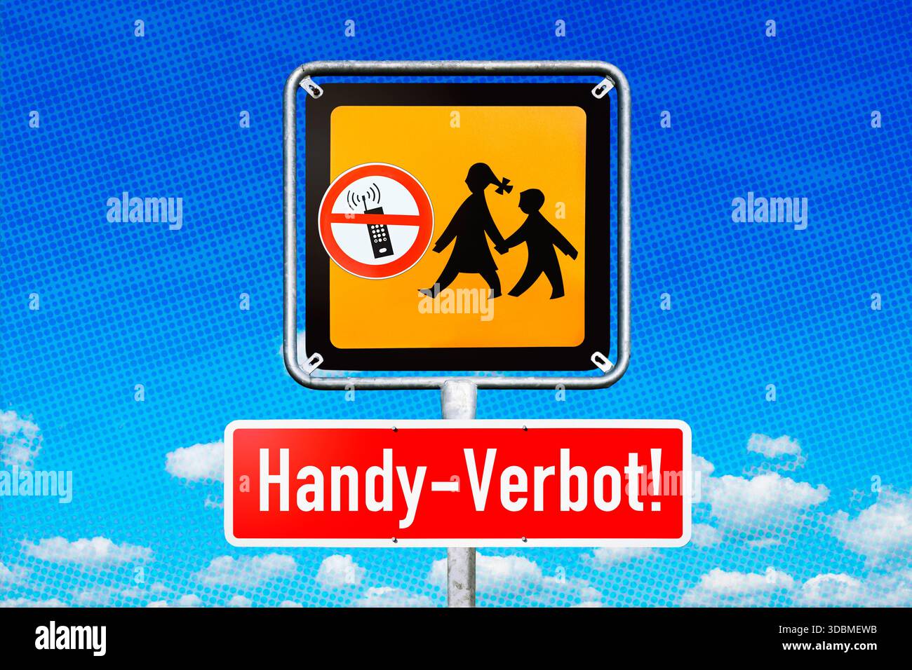 Schulschild mit der Aufschrift "keine Handys", symbolisches Foto für Handy-Verbot in der Schule, Fotomontage Stockfoto