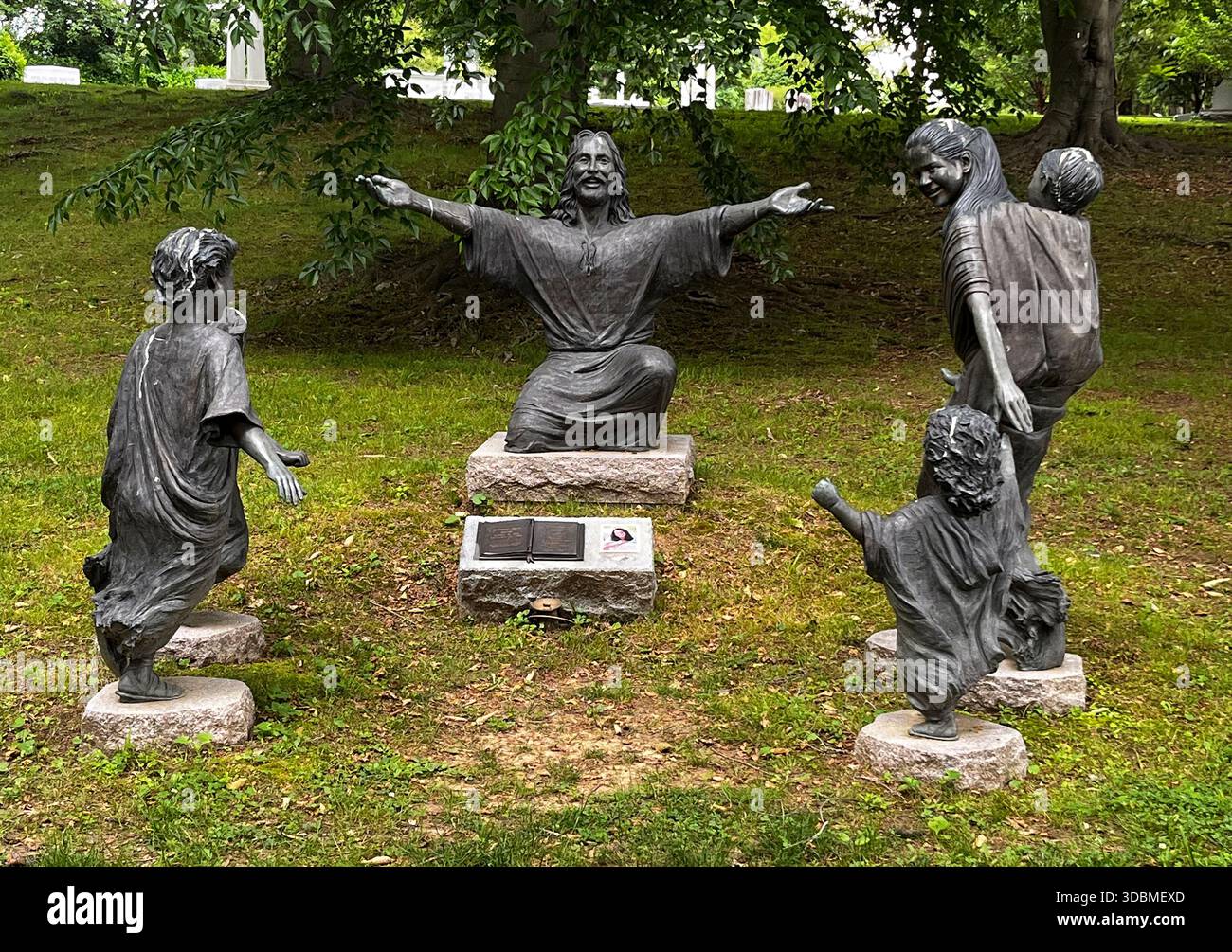 „Jesus begrüßt Kinder in Louisville, Kentucky, ein einzigartiges und zum Nachdenken anregendes Beispiel persönlicher Erinnerungskunst. Stockfoto