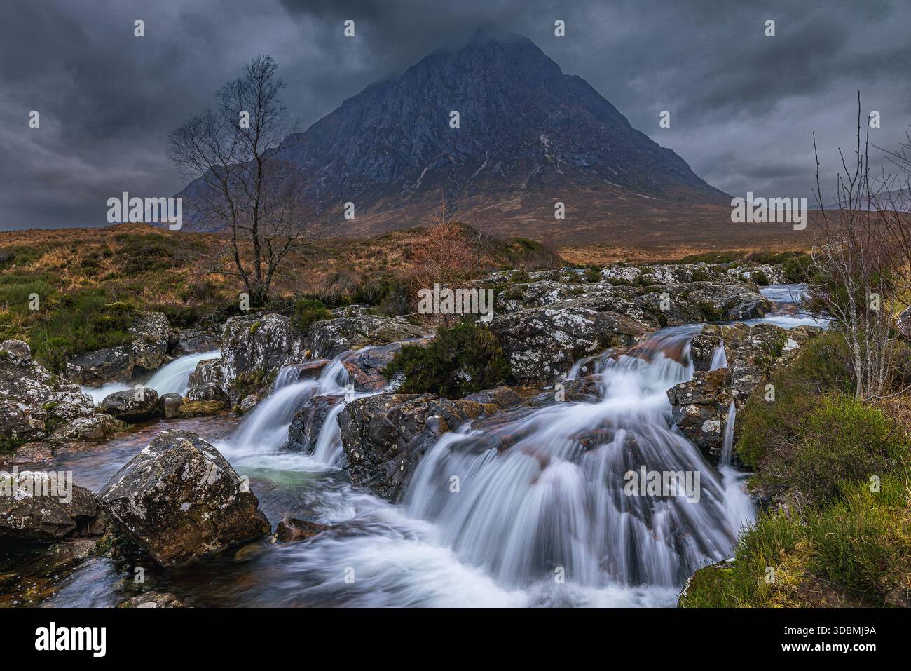 Buachaille Etive Mor und Wasserfall stimmungsvolle Landschaft Stockfoto