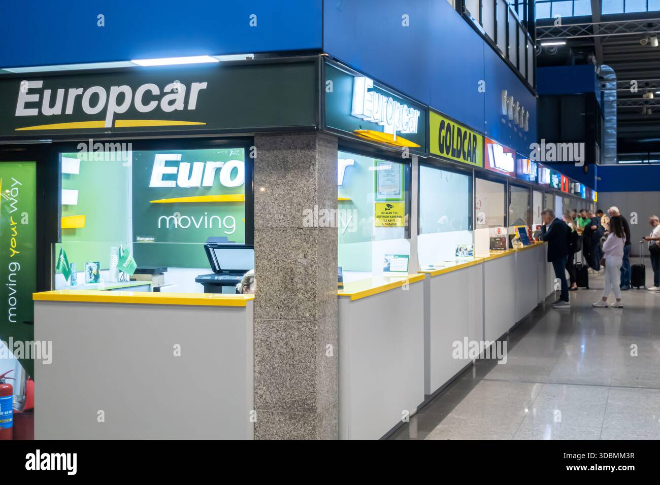 Autovermietungsschalter für Europcar und Goldcar, Ankunftshalle eines Flughafenterminals. Istanbul, Türkei Stockfoto