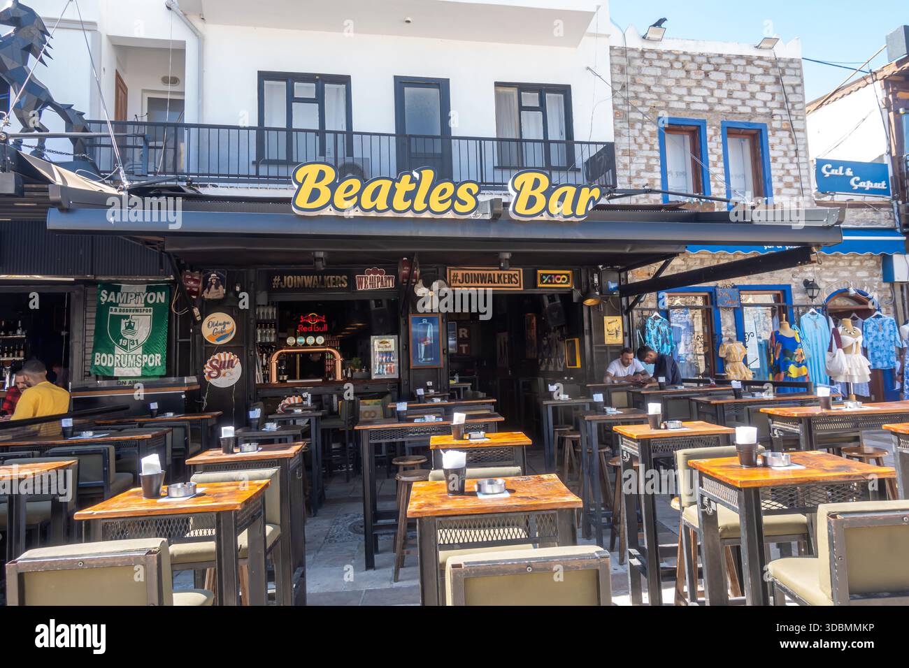 Sitzbereich im Freien der Beatles Bar in Bodrum, Türkei. Dieses Hotel ist bekannt für seine Live-Musik und seine ungezwungene Atmosphäre Stockfoto